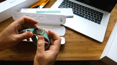 Yeni kayış üzerinde Apple Watch yükleme 