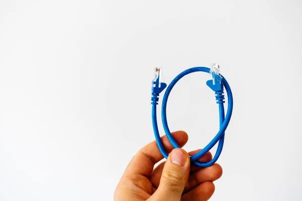 Netzwerk-Ethernet-Kabel blau in männlicher Hand — Stockfoto