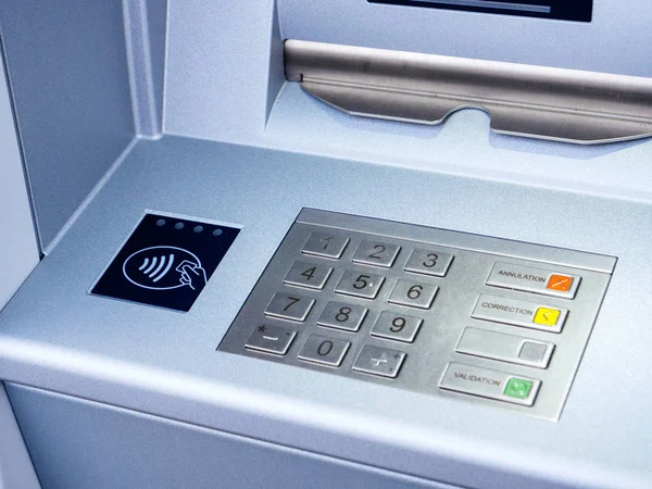 Nuevo cajero automático ATM moderno con signo sin contacto — Foto de Stock