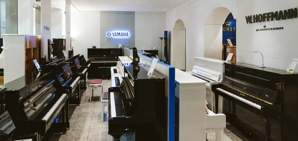 Магазин музыкальных инструментов с роскошным фортепиано и роялем — стоковое фото