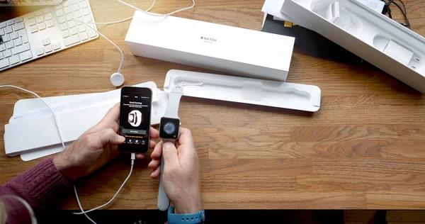 POV unboxing и первый запуск Apple Watch Series 3 — стоковое фото