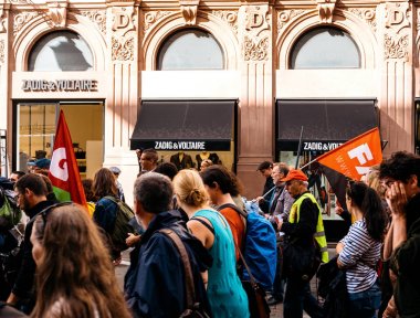 Uzatma reformlar rehberleri ve voltair protesto Fransa 