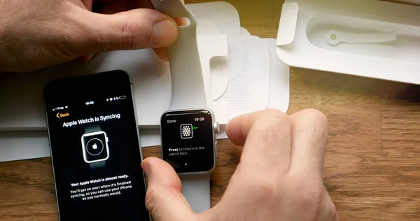 POV unboxing ve ilk çalışma Apple Watch serisi 3 — Stok fotoğraf