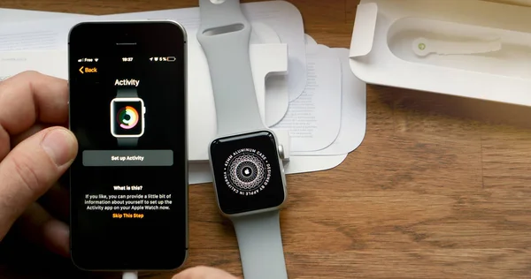 POV unboxing ve ilk çalışma Apple Watch serisi 3 — Stok fotoğraf