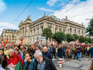 Fransa Macron reformlar Strasbourg Bibliothequ karşı protestolar