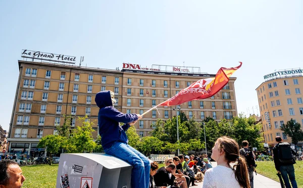 Fete a Macron PArty para Macron bandera máscara anónima en protesta — Foto de Stock