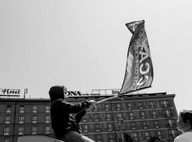 Fete Macron anonim maskesi bayrak protesto için bir uzatma parti 