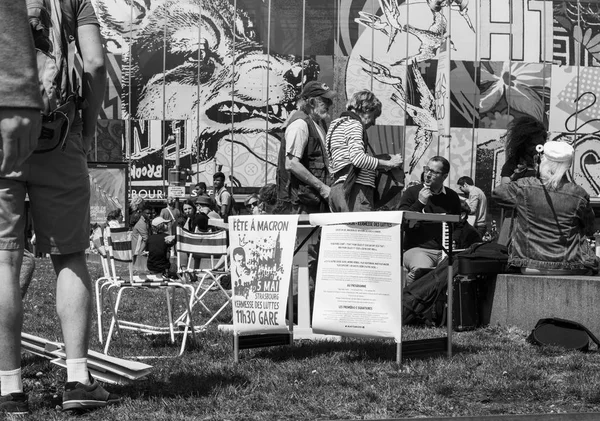 Fete a Macron protest party in central French city near train st — Stock Photo, Image