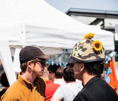 Fete Macron adam askeri kask ile