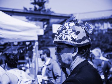 Fete Macron adam askeri kask ile