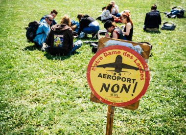Notre-Dame-des-Landes karşı tartışmalı AI protesto