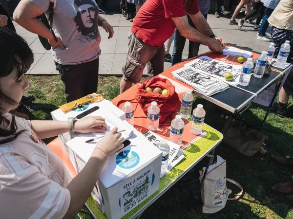 Fete a Macron senior man taking flyers from table — Stock Photo, Image