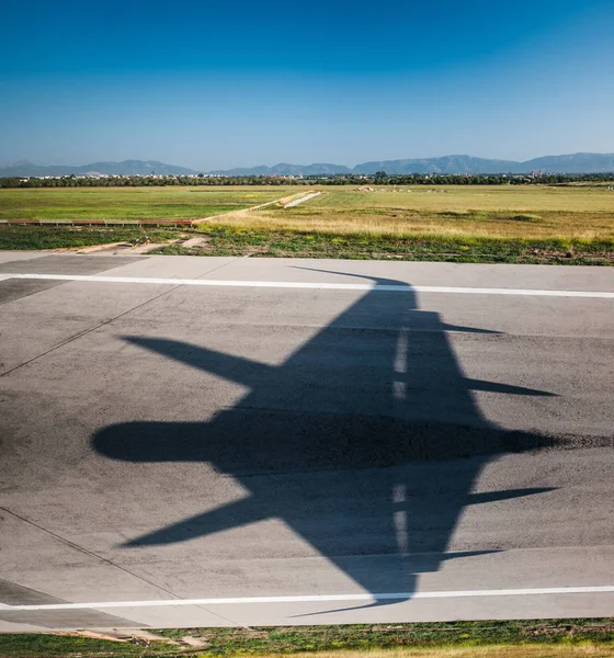 Shadow wing flygplats asfalt ankomst avresa militär futuristiska — Stockfoto