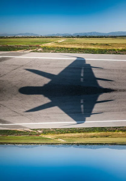 Shadow wing flygplats asfalt ankomst avresa militär futuristiska — Stockfoto