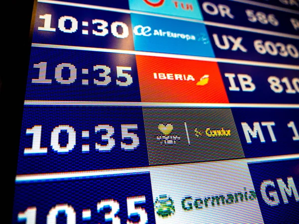 Airport information board close-up in modern Spanish Europe Airp — Stock Photo, Image