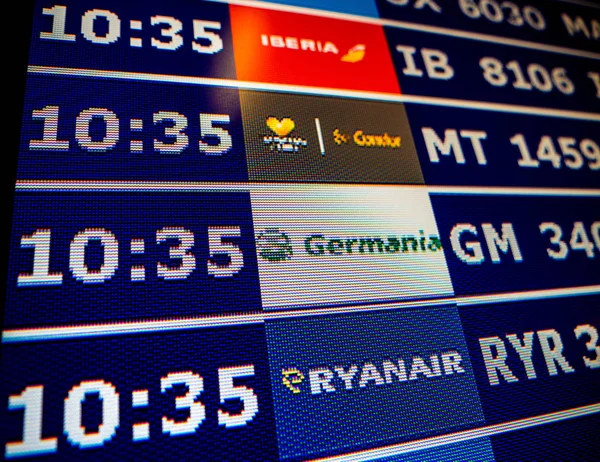 Airport information board close-up in modern Spanish Europe Airp — Stock Photo, Image