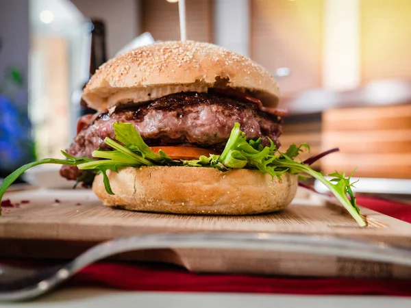 Delicious burger in luxury restaurant sunflare sunlight — Stock Photo, Image
