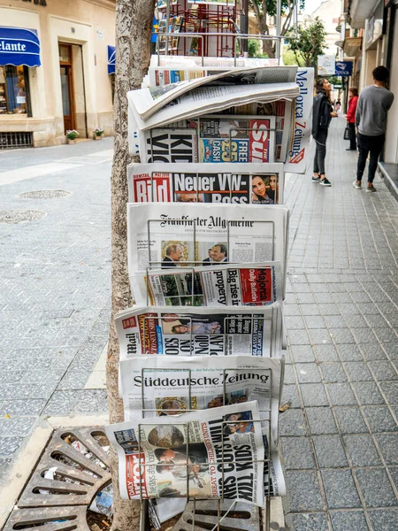 Internationale presss nieuws kiosk stand — Stockfoto