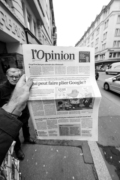 Lopinion Френч-прес писати про Google — стокове фото