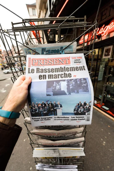 POV mannen hålla nuvarande tidningen med Marine Le Pen — Stockfoto