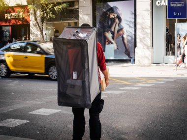 kalabalık caddeyi geçerken Amazon kutularının olduğu paket