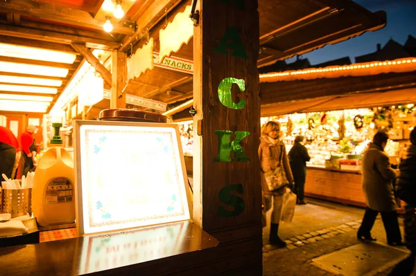 Mercado de Natal tradicional stall propondo artesanal mulled vinho — Fotografia de Stock