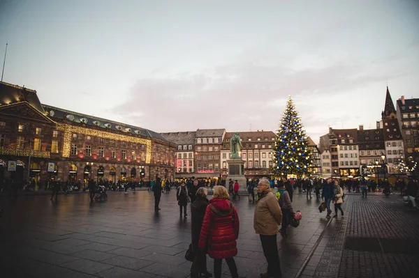 Versierde kerstboom en kerstverlichting en decoraties op Aubette gebouw — Stockfoto