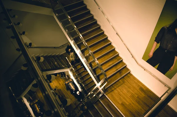Vista elevada dos clientes subindo escadas no Uniqlo — Fotografia de Stock