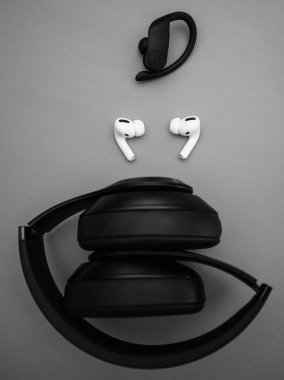 Yeni Apple Bilgisayar Airpod 'ları Pro kulaklıklar