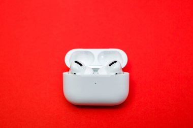 Yeni Apple Bilgisayar Airpod 'ları Pro kulaklıklar