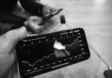 Apple Store 'daki Aapl hisse senedi uygulamasına bakıyorum.