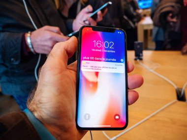 Apple Store 'un içinde hayran olunan son profesyonel iphone 11 Pro