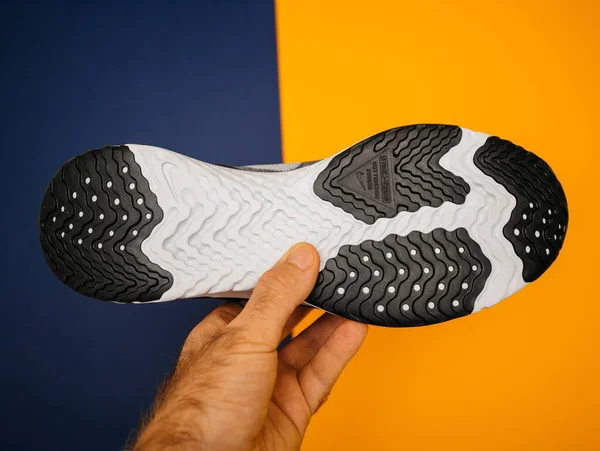 Muž ruka drží nové Nike Running Shoe Odyssey React Shield — Stock fotografie