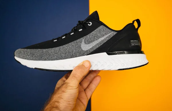 Férfi kéz kezében az új Nike Running Shoe Odyssey React Shield — Stock Fotó