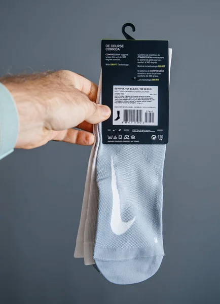 Par nya Nike Elite Over-The-Calf kompressionsstrumpor med Dri-Fit-teknik — Stockfoto