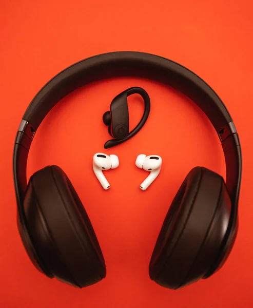 Nuevos auriculares Apple Computers AirPods Pro que comparan — Foto de Stock