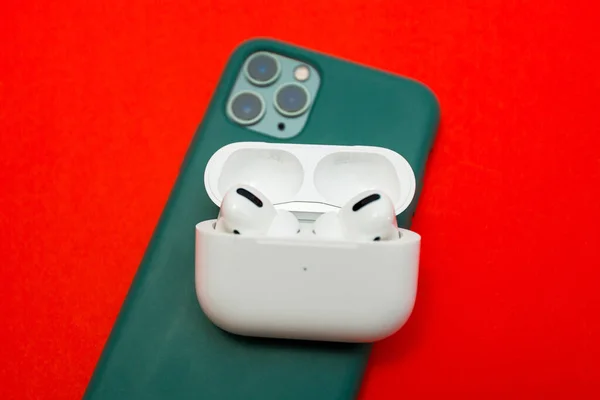 New Apple Computers AirPods Pro headphones on the iPhone 11 Pro — Stock Photo, Image