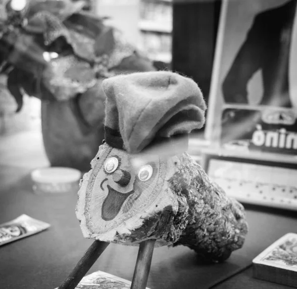 Traditional souvenir store with Tio de Nadal black and white image — Stock Photo, Image