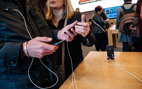 Jong stel bewonderen binnen Apple Store de nieuwste professionele iphone — Stockfoto