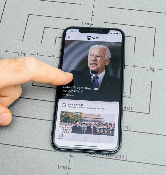 ABC News app com Joe Biden a 47 exibição de iphone vice-presidente — Fotografia de Stock