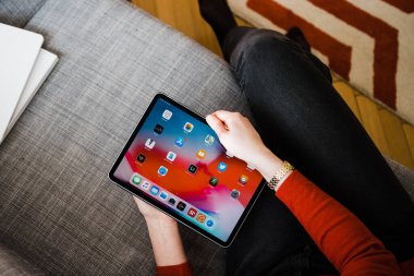 Kadın yeni ipad pro tableti tutuyor
