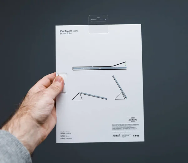 Man hand vasthouden voor het unboxen van nieuwe ipad Pro — Stockfoto