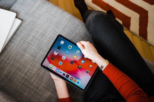 Женщина держит новый планшет iPad Pro — стоковое фото