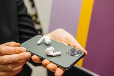 iPhone 11 'i Apple Computers Airpod Pro' da tutuyor.