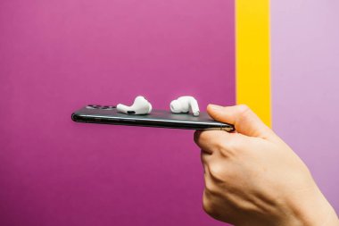 iPhone 11 'i Apple Airpod Pro' da tutuyor.