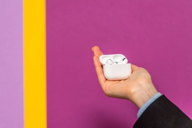 Yeni Apple Bilgisayarları Airpod 'lar Kadın elinde Pro kulaklıklar