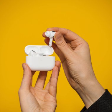 Yeni kadın Apple Bilgisayarları Airpod 'lar Pro kulaklıklar