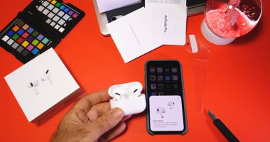 Yeni Apple Bilgisayar Airpod 'ları Pro kulaklıklar açılıyor