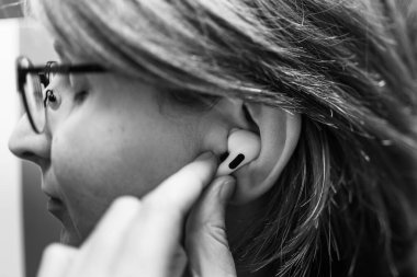 People Apple Bilgisayarları Airpod 'lar Pro kulaklık