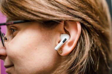 People Apple Bilgisayarları Airpod 'lar Pro kulaklık